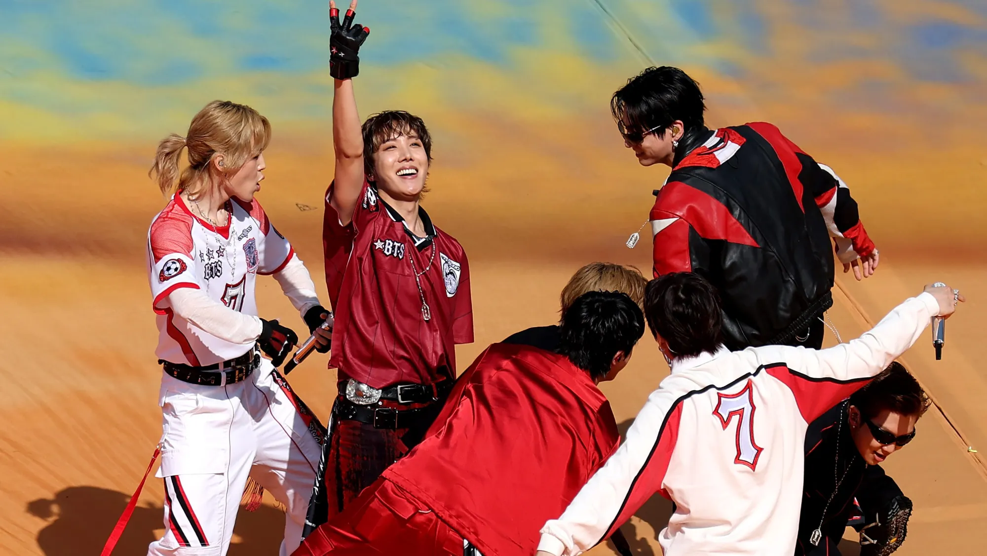 RM, Jin, Suga, J-Hope, Jimin, V e Jung Kook do BTS em apresentação na final da Copa do Mundo FIFA 2026
